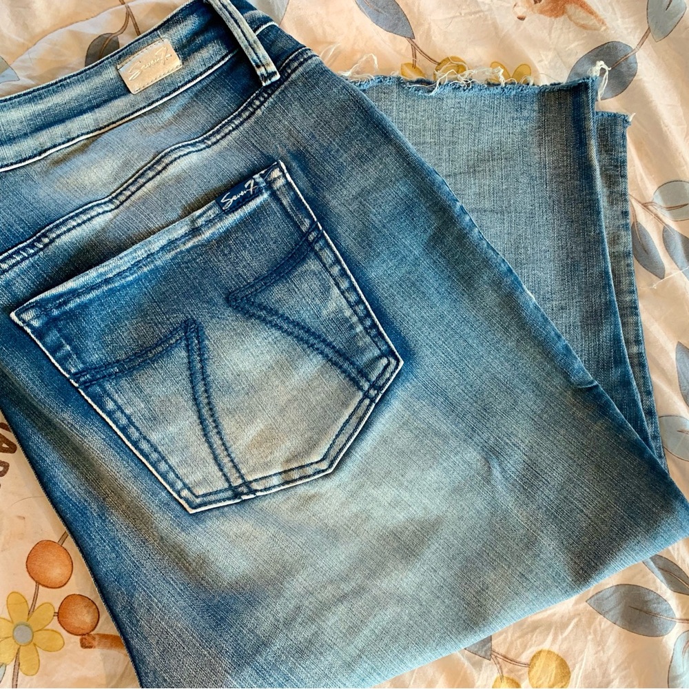 Stretch denim, crop length jeans.